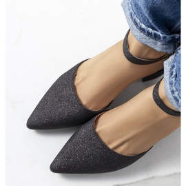 Bombas pretas brilhantes no poste Mawahi preto 1