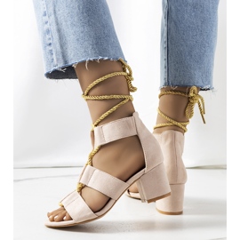 Sandálias bege no poste Saliba 1