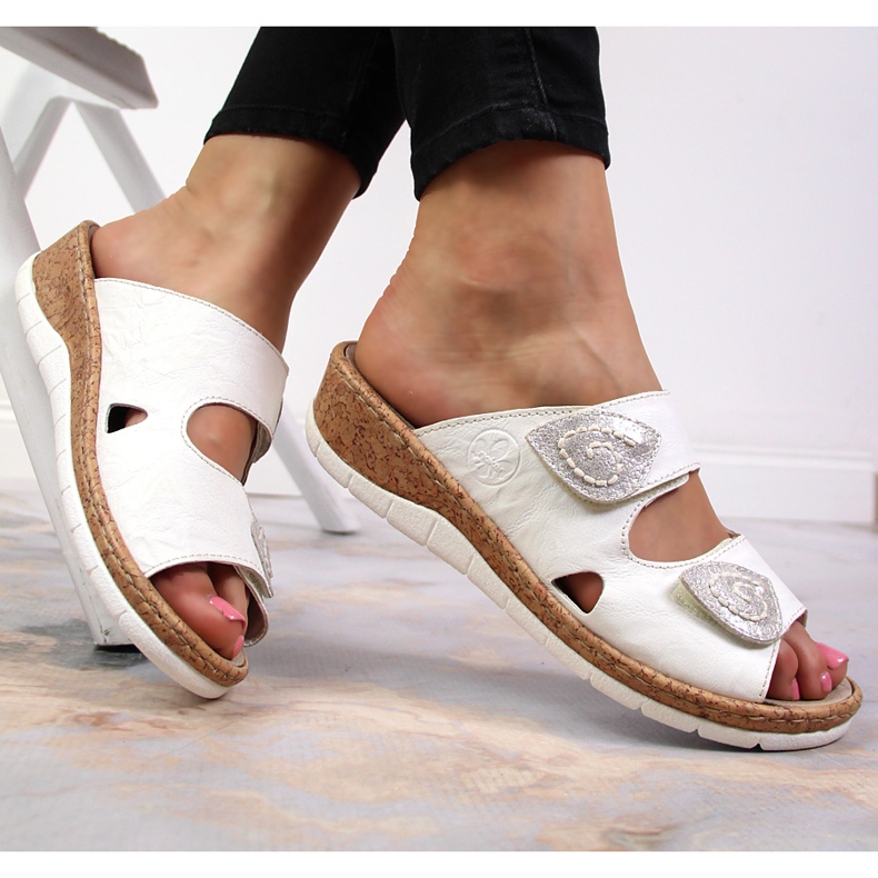 Chinelos de couro feminino Rieker V7151-80 branco com cunhas de velcro 1