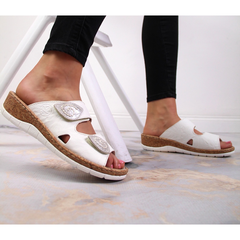 Chinelos de couro feminino Rieker V7151-80 branco com cunhas de velcro 2