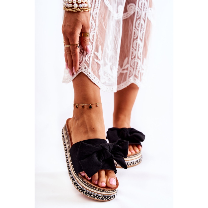 PG1 Chinelos femininos em uma plataforma maciça com um laço preto Macardi 1 PG1 Chinelos femininos em uma plataforma maciça com um laço preto Macardi 1