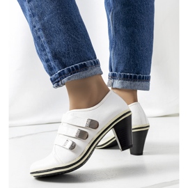 Sapatos brancos no poste Payla 1