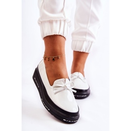 Vinceza Mocassins femininos lacados em cunha branca com babados branco 1