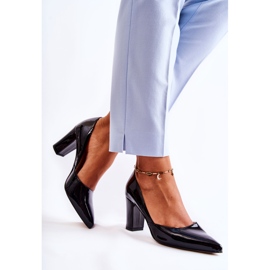 Bombas lacadas da moda em um bar Black Emotion preto 2