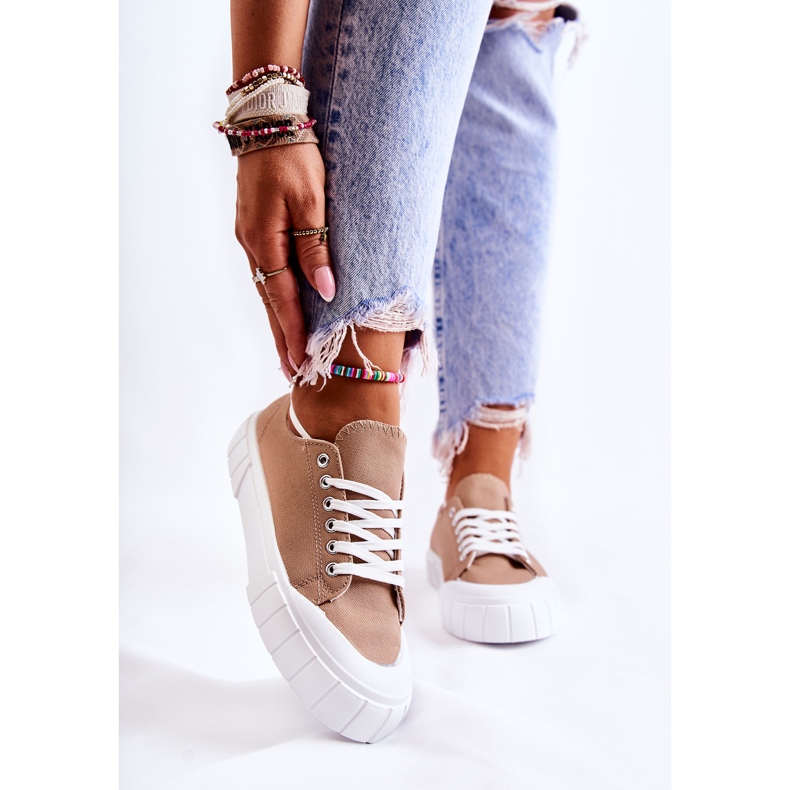 Tênis feminino na plataforma marrom vem 2