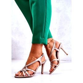 Sandálias de Couro Salto Alto Laura Messi 2002 Bege e Dourado 3