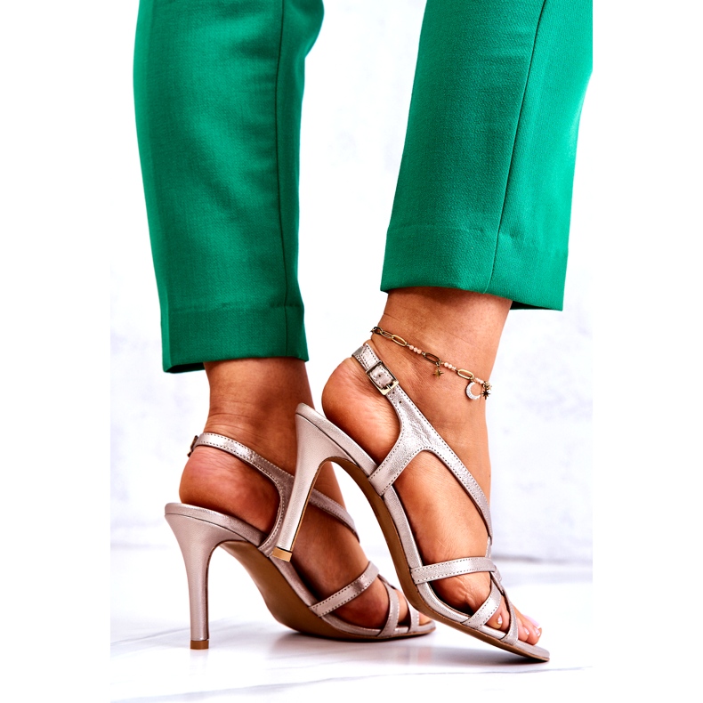 Sandálias de Couro Salto Alto Laura Messi 2002 Bege e Dourado 4