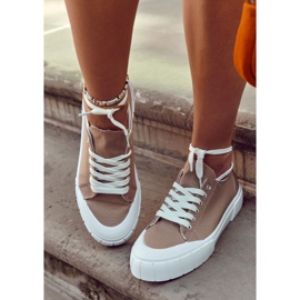 Tênis feminino na plataforma marrom vem 1