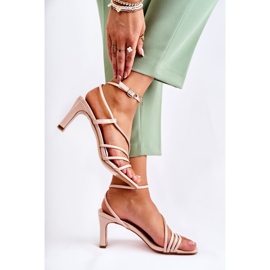 WS1 Sandálias Clássicas Lacadas de Salto Alto Bege Milani 2