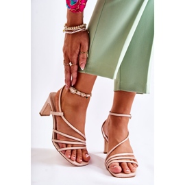 WS1 Sandálias Clássicas Lacadas de Salto Alto Bege Milani 1