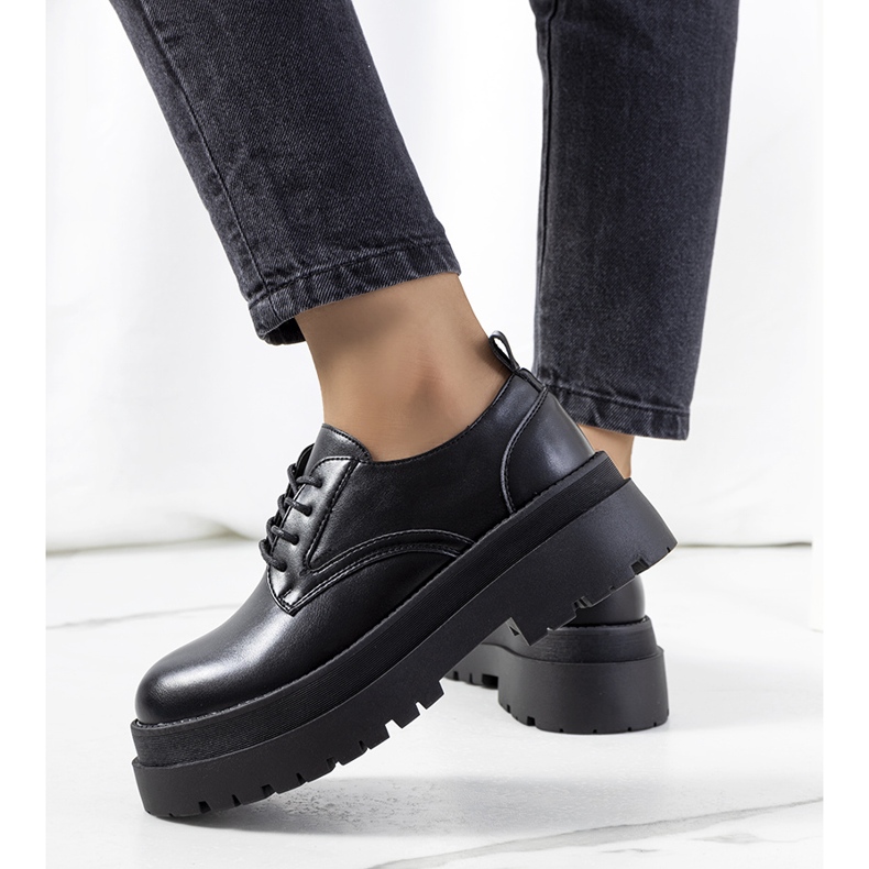 Sapatos pretos na plataforma Foxton 1