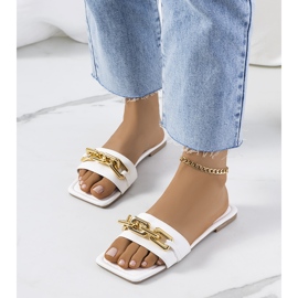 Chinelos brancos elegantes com uma corrente Cherell 2