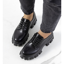 Sapatos pretos em uma sola de caçador Massey 1