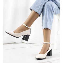 Bombas bege com alça 1 Bombas bege com alça 1