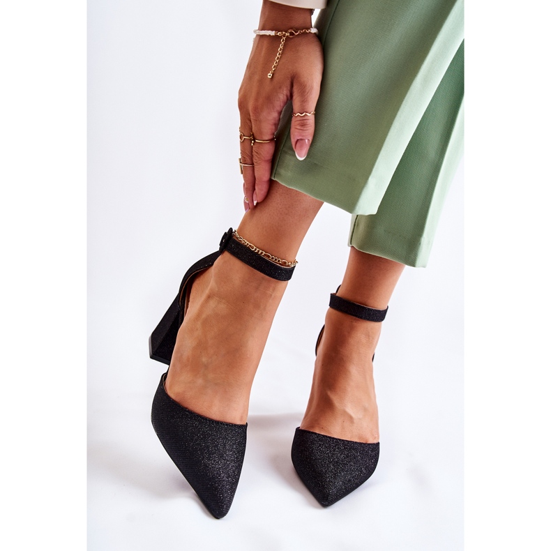 WS1 Bombas Amira pretas brilhantes em uma barra preto 1