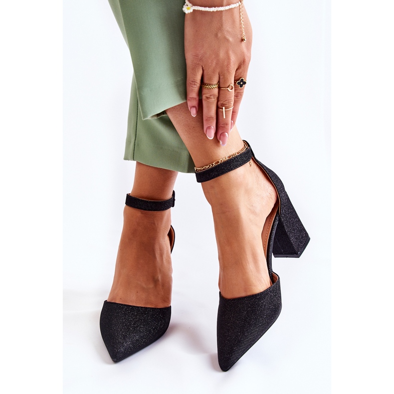 WS1 Bombas Amira pretas brilhantes em uma barra preto 2