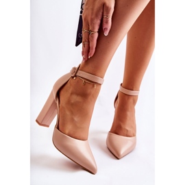 WS1 Bombas de couro em um alto poste bege Salira 1