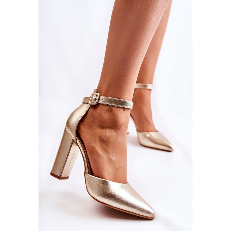 WS1 Bombas de couro em um alto pilar dourado Salira 1