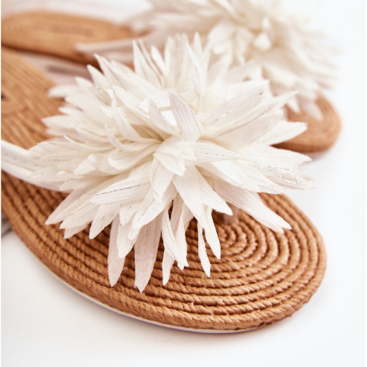 Chinelos femininos com enfeite de tecido em branco Eviana 2