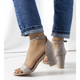 PA1 Sandálias cinzentas no poste Karella amarelo 1