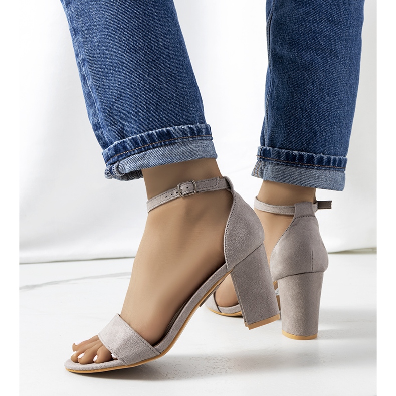 PA1 Sandálias cinzentas no poste Karella amarelo 1