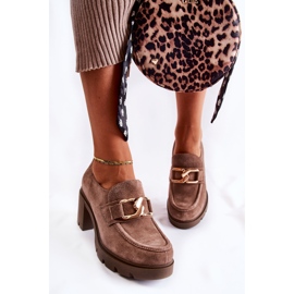 PL5 Sapatos elegantes Harmell bege escuro em um pilar com um ornamento dourado marrom 1