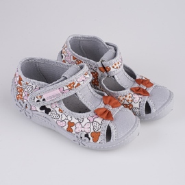 Chinelos de menina Viggami Marysia laços cinza 1