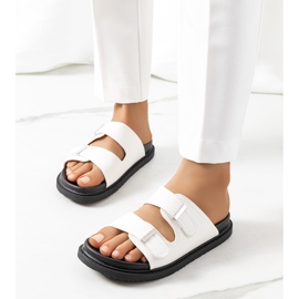 Chinelos brancos na plataforma Boonah 2