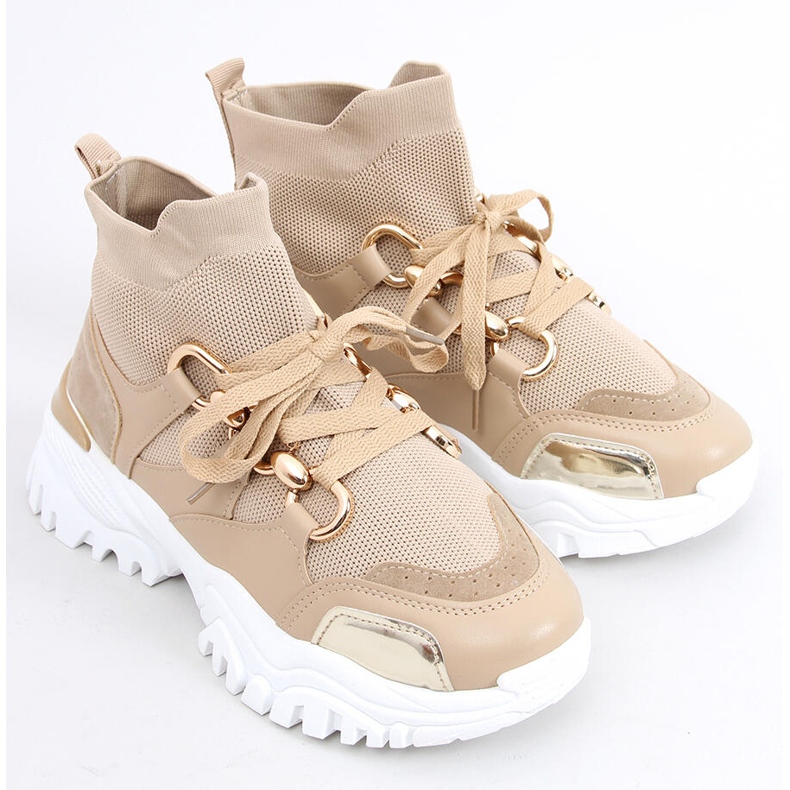 Petra Khaki com meia de cano alto e tênis bege 2 Petra Khaki com meia de cano alto e tênis bege 2