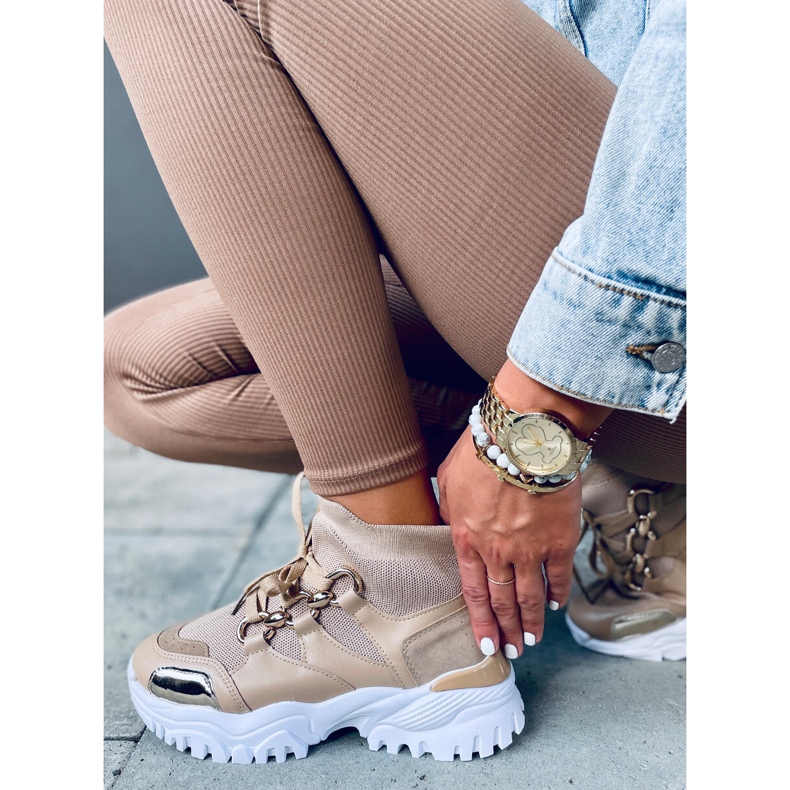 Petra Khaki com meia de cano alto e tênis bege 1 Petra Khaki com meia de cano alto e tênis bege 1