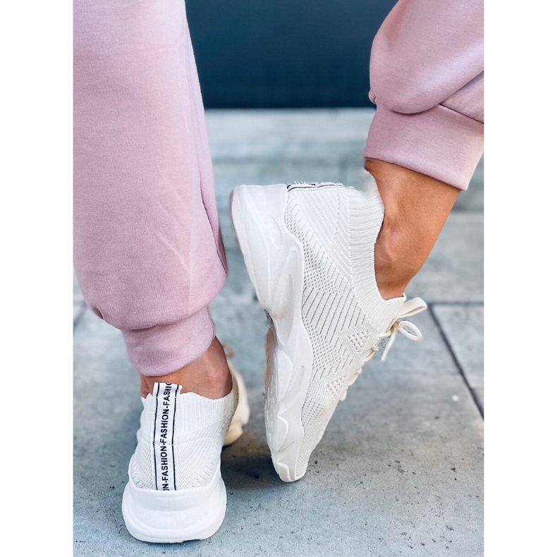 Tênis esportivo com meia bege Fresto 1 Tênis esportivo com meia bege Fresto 1