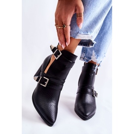 WJ2 Botas da moda em um poste com recortes em suelo preto 1