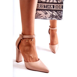 WS1 Bombas de couro em um alto poste bege Salira 2