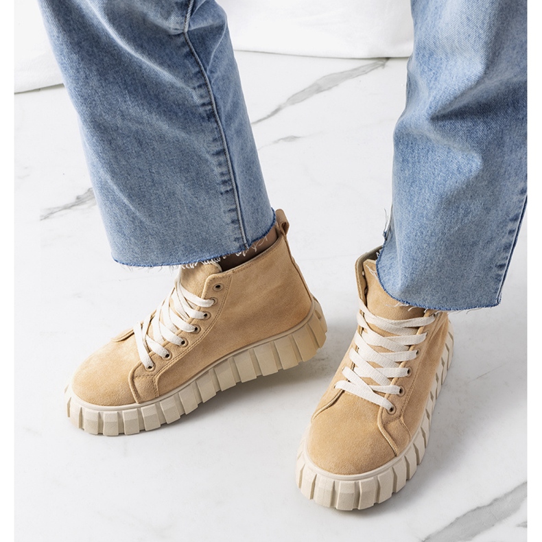 Tênis bege na plataforma Christal 1