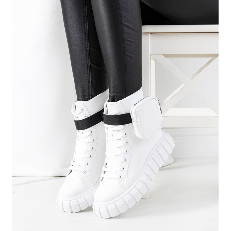 Tênis branco na plataforma Haver 2