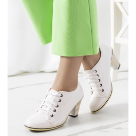 Brogues brancos no poste de Belisle 1