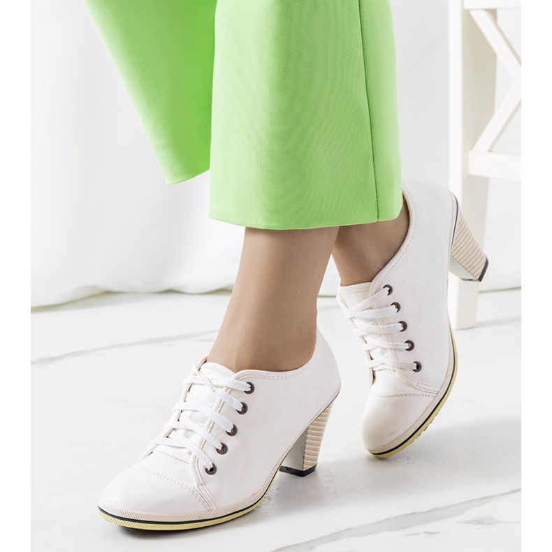 Brogues brancos no poste de Belisle 1