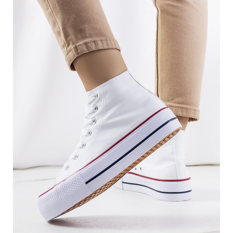 Tênis branco na plataforma Kogay 1