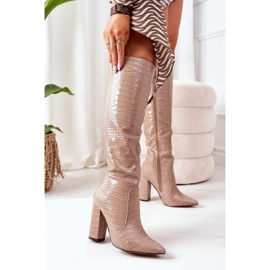 Botas da moda Constancy bege escuro em um bar 1 Botas da moda Constancy bege escuro em um bar 1