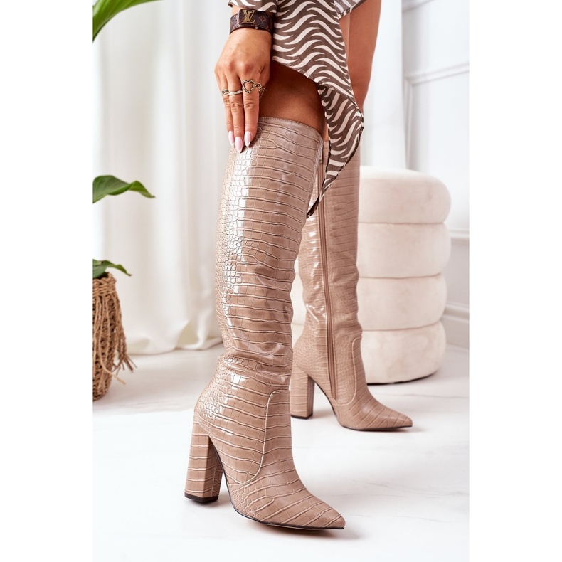 Botas da moda Constancy bege escuro em um bar 1 Botas da moda Constancy bege escuro em um bar 1
