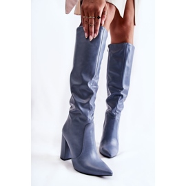 Botas Mayra azuis clássicas em um poste azul 1