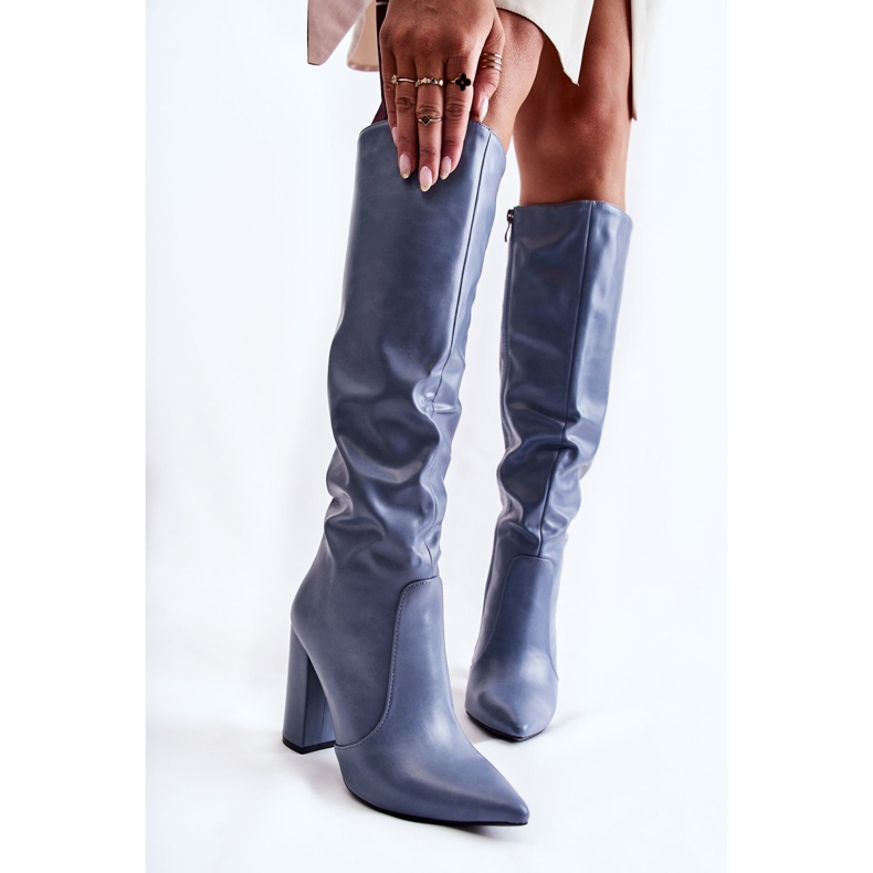 Botas Mayra azuis clássicas em um poste azul 1 Botas Mayra azuis clássicas em um poste azul 1