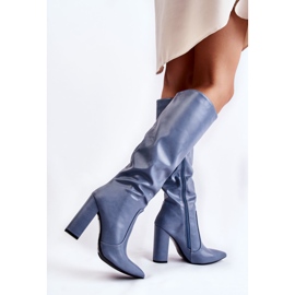 Botas Mayra azuis clássicas em um poste azul 2