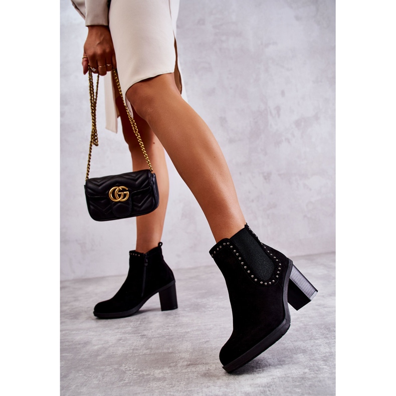 PG1 Botas de camurça pretas Cambia com tachas em um poste preto 2 PG1 Botas de camurça pretas Cambia com tachas em um poste preto 2