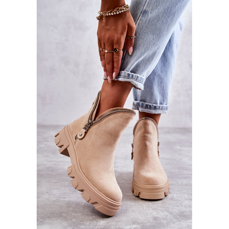 PG1 Botas femininas de camurça com recortes bege ritmo 1 PG1 Botas femininas de camurça com recortes bege ritmo 1