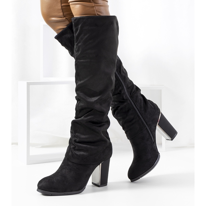 Botas pretas no post Ives preto 1 Botas pretas no post Ives preto 1