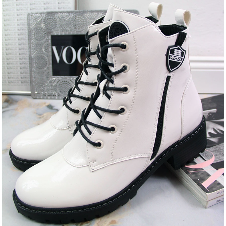 Botas femininas, botas Vinceza lacadas brancas isoladas branco 1