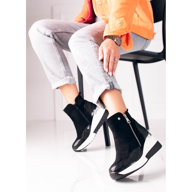 Botas esportivas femininas pretas em uma cunha branca Shelovet preto 2