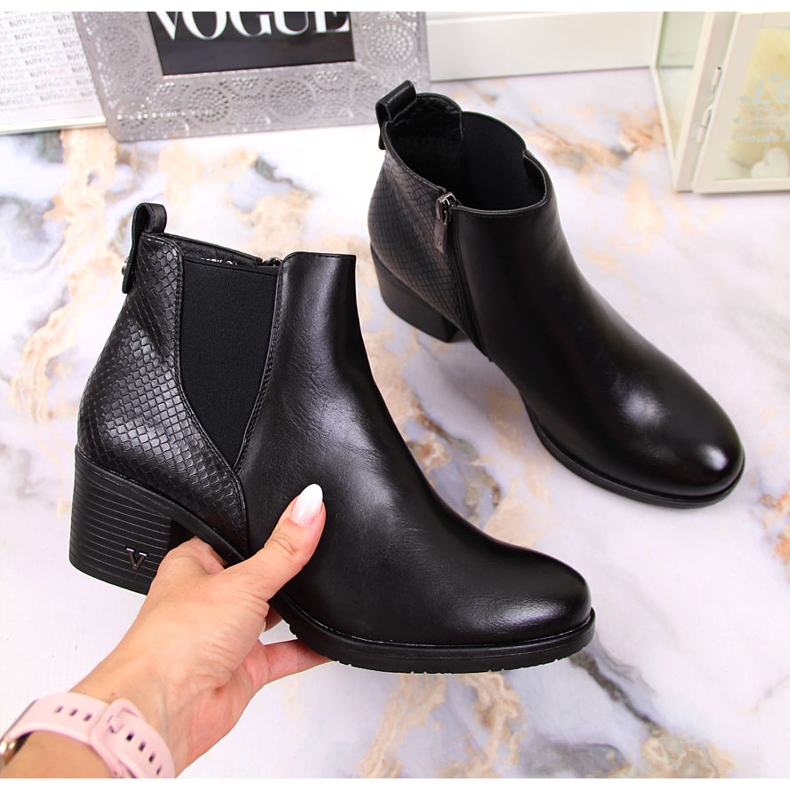 Botas femininas isoladas em pele de cobra preta Potocki preto 1