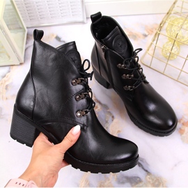 Botas isoladas Potocki pretas em um bloco preto 1